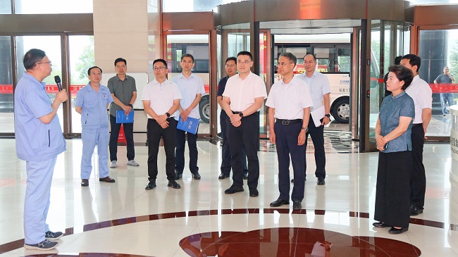 河南省總工會黨組書記、常務(wù)副主席李拴成一行到萬基控股集團調(diào)研